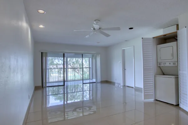 $2,000 | 4471 Luxemburg Court, Unit 301, Lake Worth, FL 33467