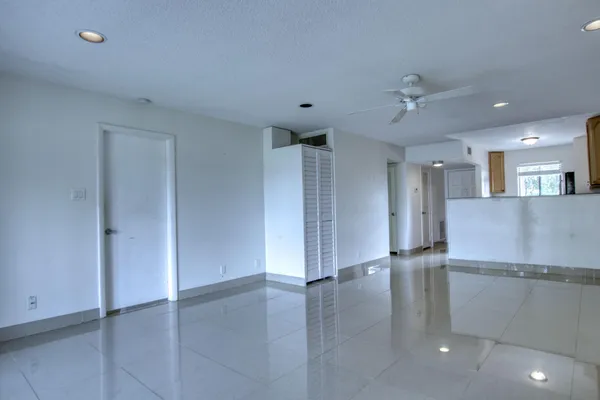 $2,000 | 4471 Luxemburg Court, Unit 301, Lake Worth, FL 33467
