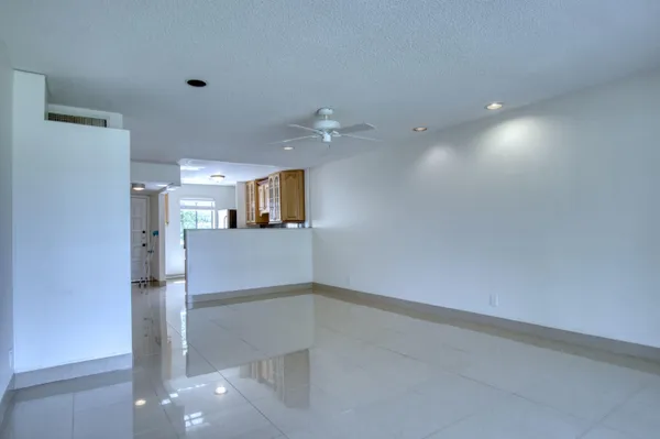 $2,000 | 4471 Luxemburg Court, Unit 301, Lake Worth, FL 33467