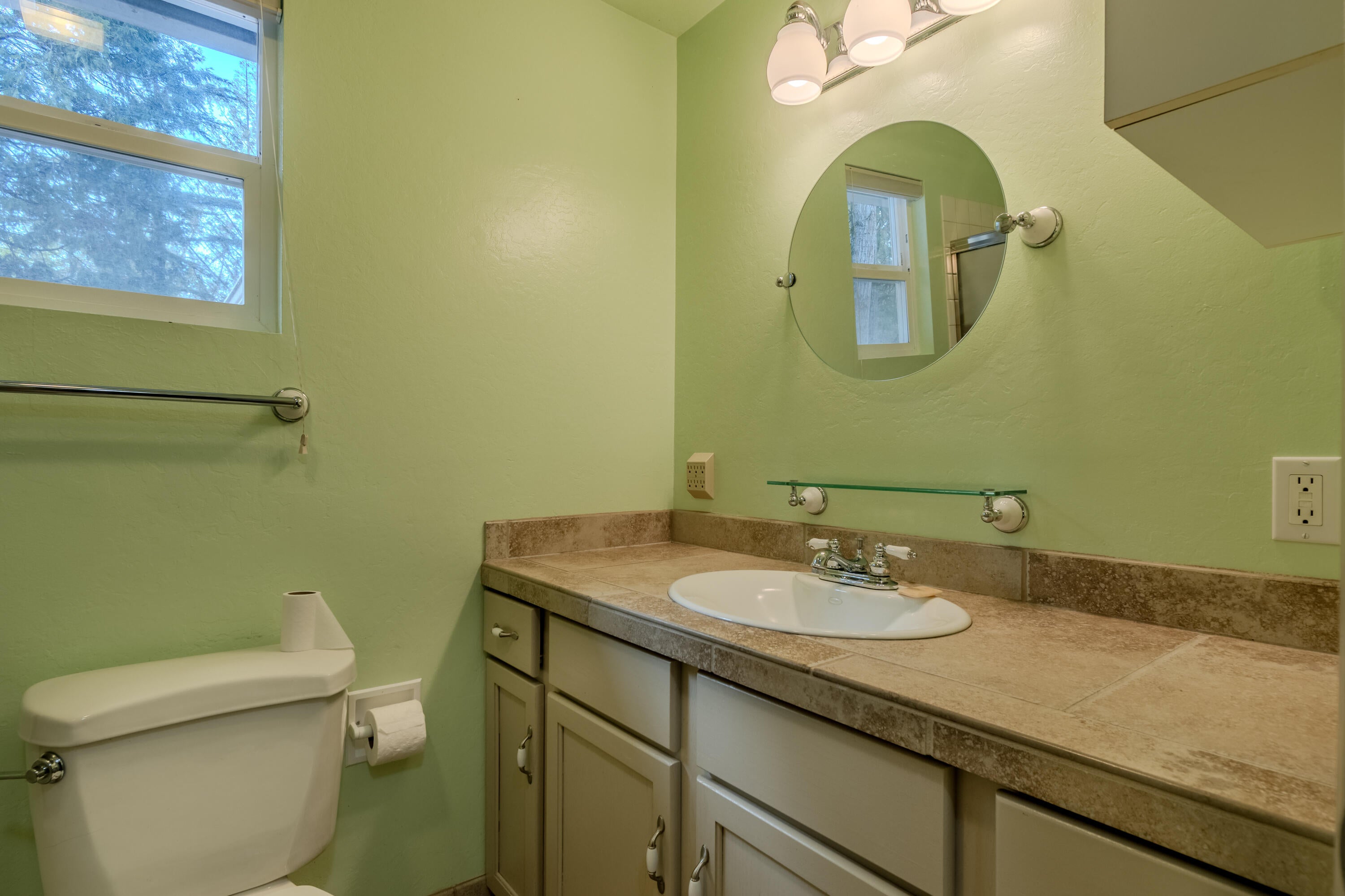 10950 Ramsey Road Gold Hill, OR 97525 - Photo 19 of 59 Main bathroom