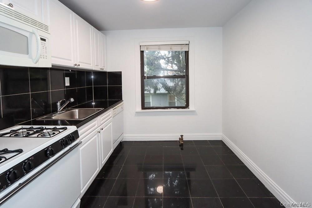14 Beach Road, Unit 3A Great Neck, NY 11023 - Photo 13 of 14
