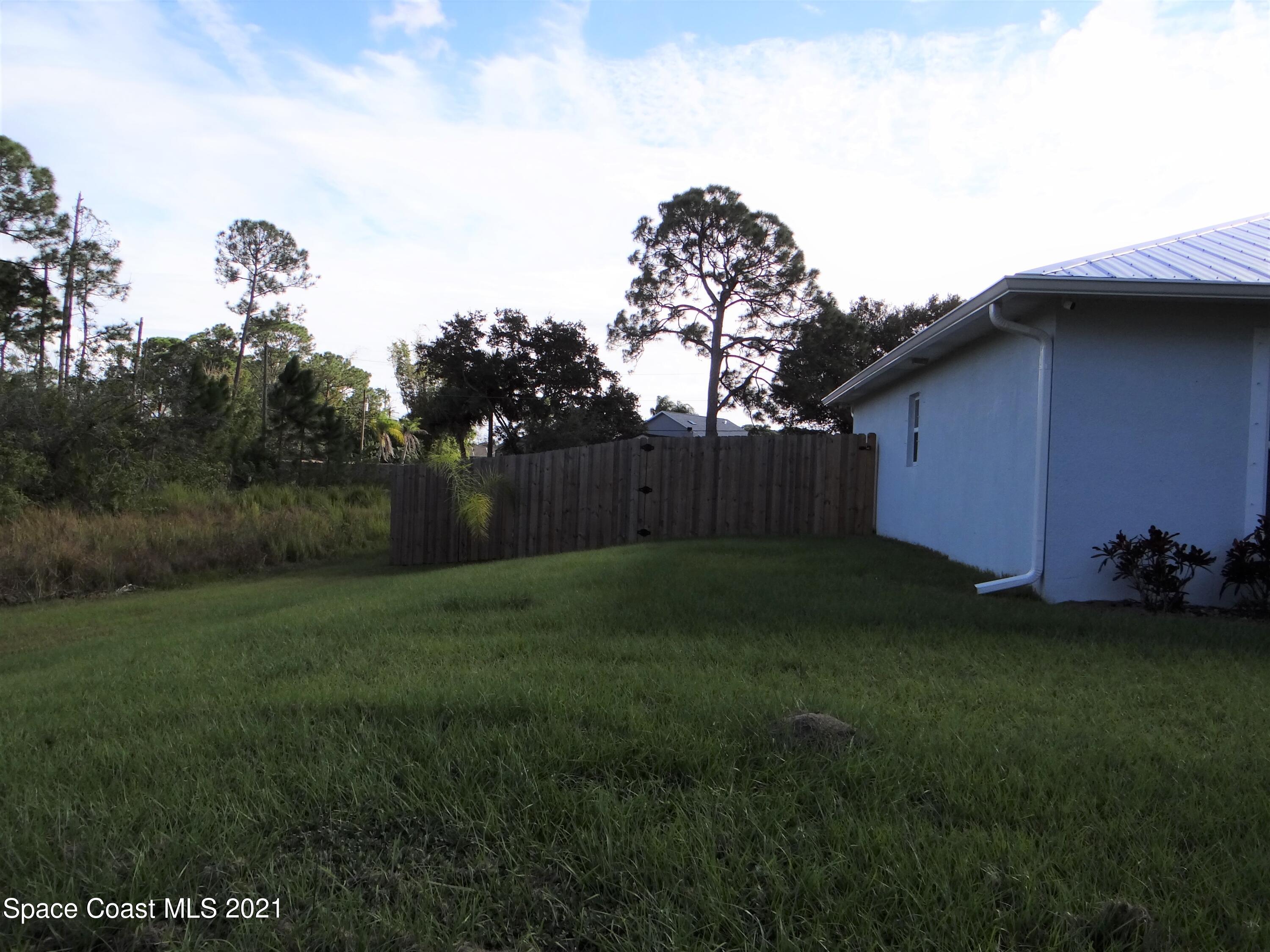 2725 Digby Road Southeast Palm Bay, FL 32909 - Photo 5 of 33 a backyard of a house with lots of green space