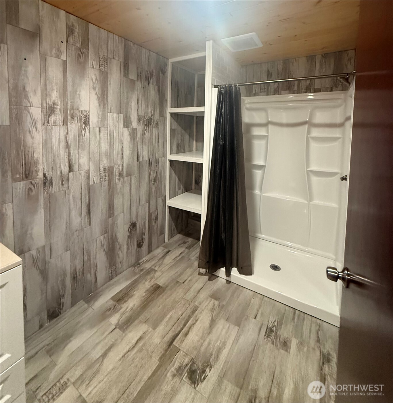 1017 Ballentine Street Raymond, WA 98577 - Photo 20 of 33 a view of walk in closet
