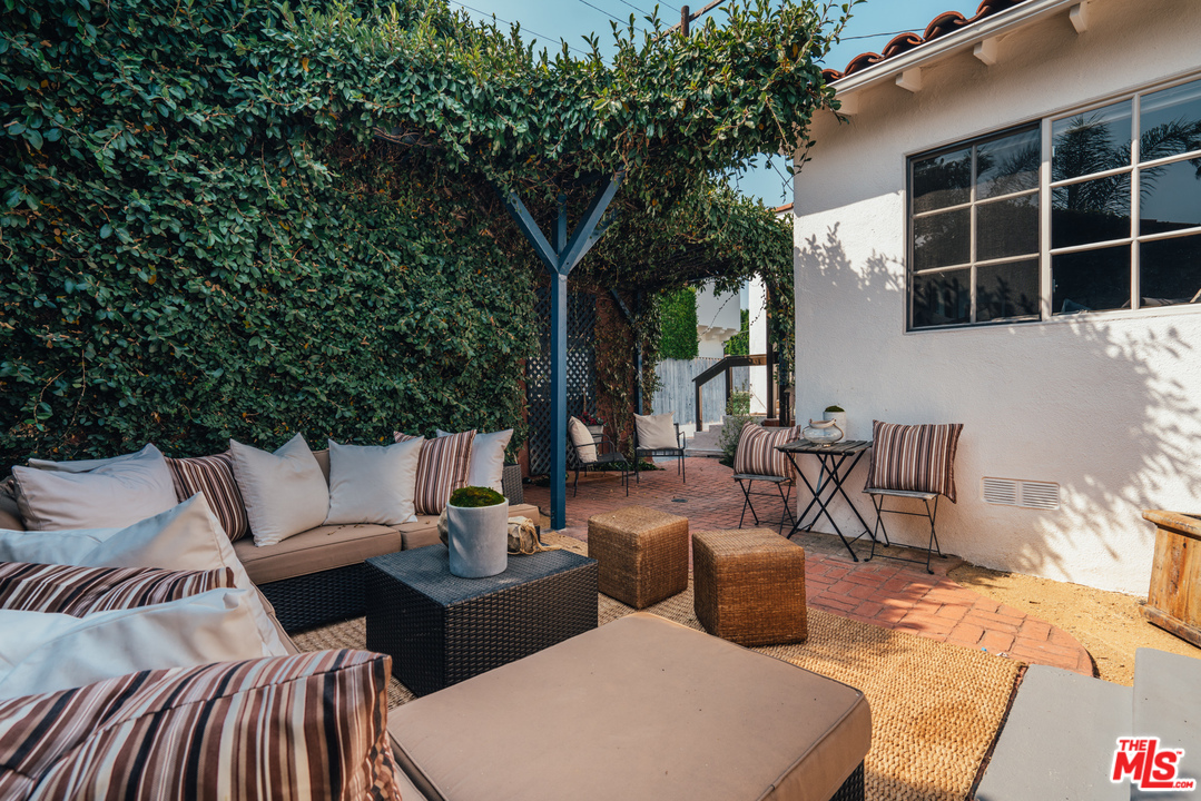 8060 Clinton Street Los Angeles, CA 90048 - Photo 4 of 8 a backyard of a house with table and chairs