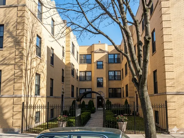 $2,400 | 4347 North Sawyer Avenue, Unit 1D, Chicago, IL 60618