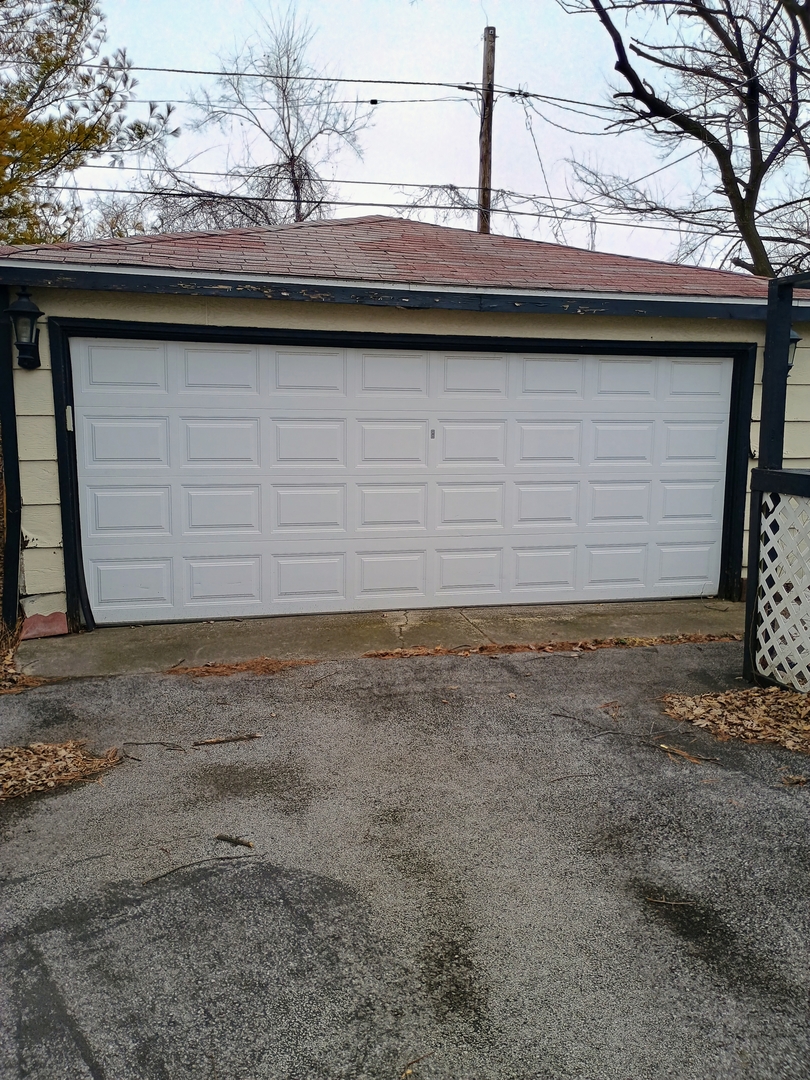 16601 Honore Avenue Markham, IL 60428 - Photo 11 of 11 a view of a garage