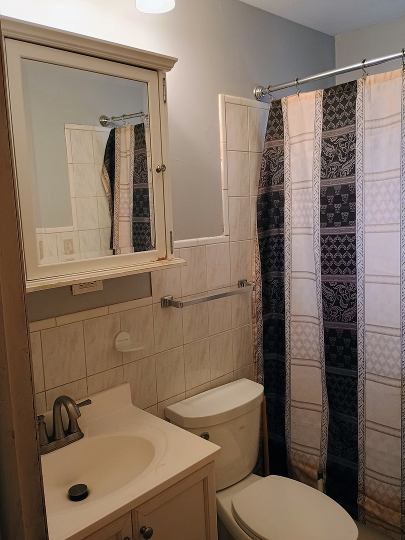 16601 Honore Avenue Markham, IL 60428 - Photo 8 of 11 a bathroom with a sink toilet and shower