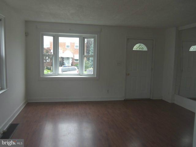 313 West Riverview Road Baltimore, MD 21225 - Photo 5 of 7 Living Room