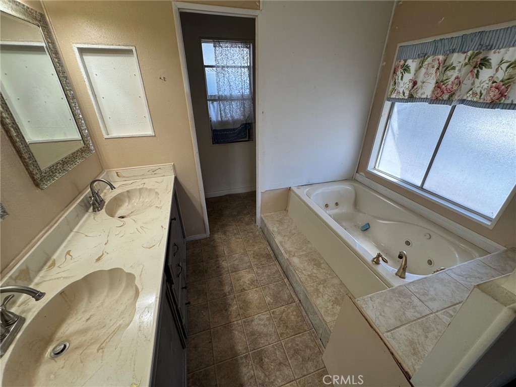 4000 Pierce, Unit 278 Riverside, CA 92505 - Photo 19 of 33 Master bath
