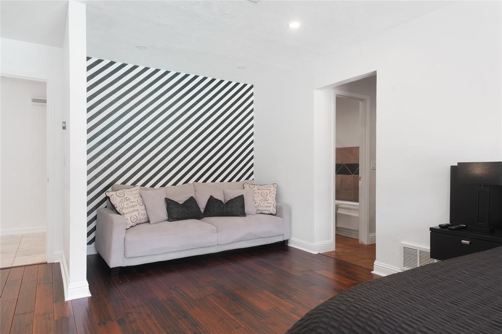9677 Fallbrook Drive Dallas, TX 75243 - Photo 28 of 40 a living room with furniture and a flat screen tv
