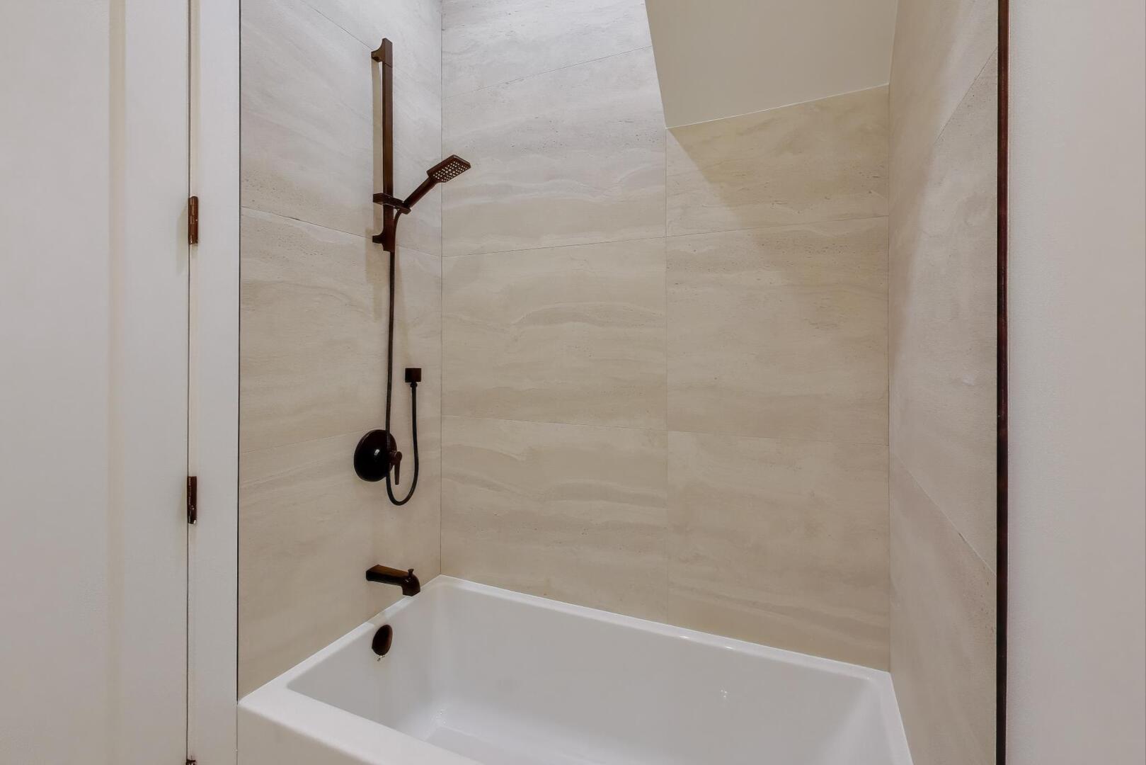 2456 West Cortez Street, Unit 3E Chicago, IL 60622 - Photo 28 of 46 a bathroom with a bathtub