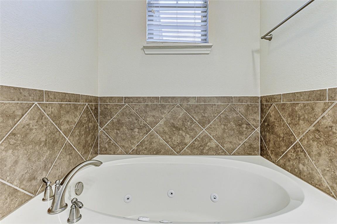 14001 Avery Ranch Boulevard, Unit 103 Austin, TX 78717 - Photo 16 of 29 a bathroom with a bathtub