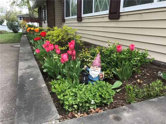 $314,900 | 74 Creek Meadow Lane, Greece, NY 14626