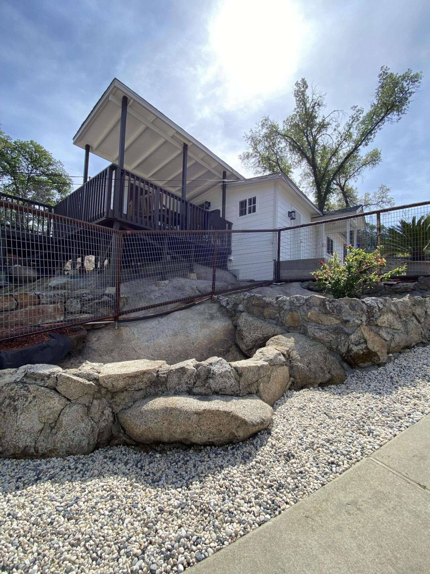 42857 Sierra Drive Three Rivers, CA 93271 - Photo 32 of 34 Side of cottage