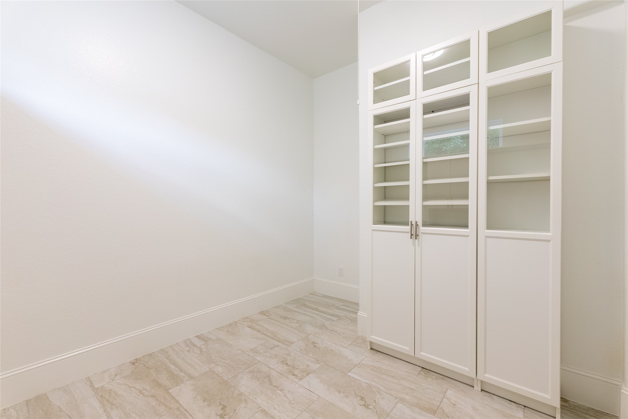 25718 Muirfield Bend Court Spring, TX 77389 - Photo 21 of 50 Primary custom cabinets
