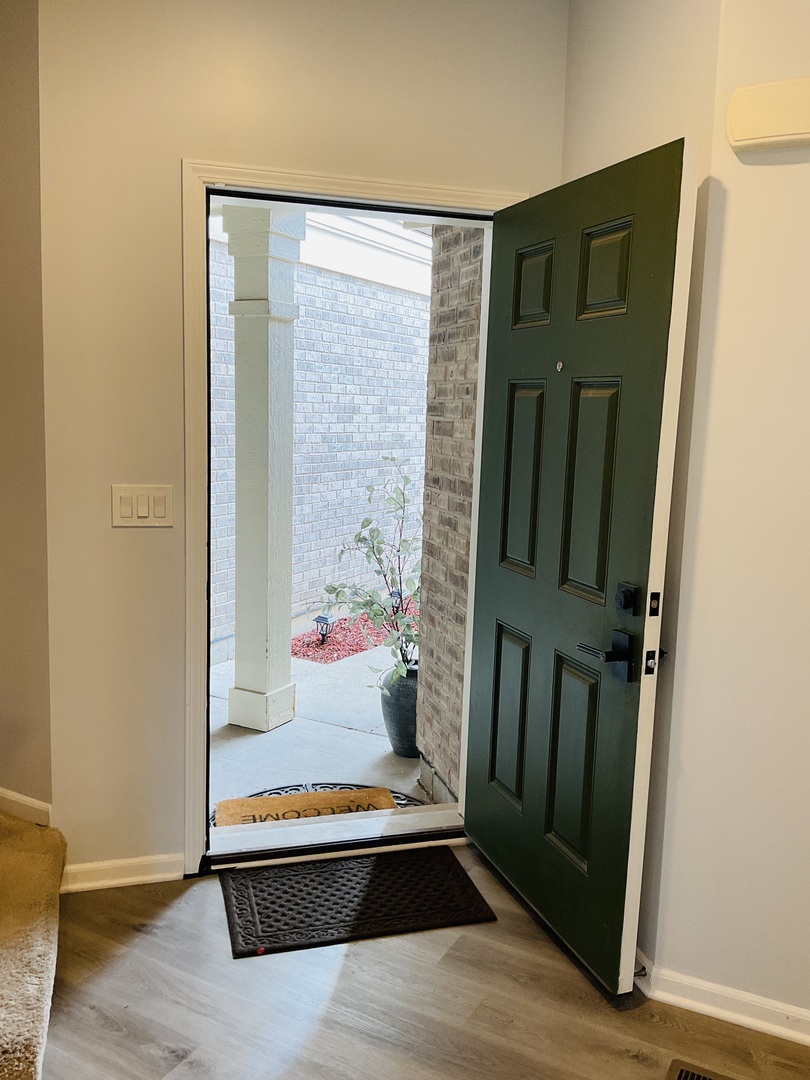 2425 Birch Street Des Plaines, IL 60018 - Photo 5 of 40 a living room with furniture