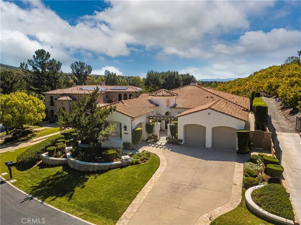 a view of a house with backyard