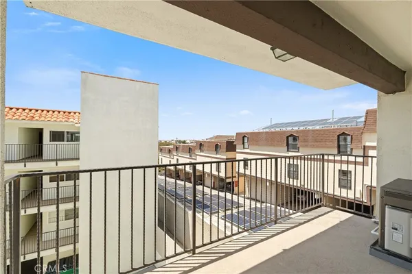 $949,000 | 1720 Ardmore Avenue, Unit 221, Hermosa Beach, CA 90254