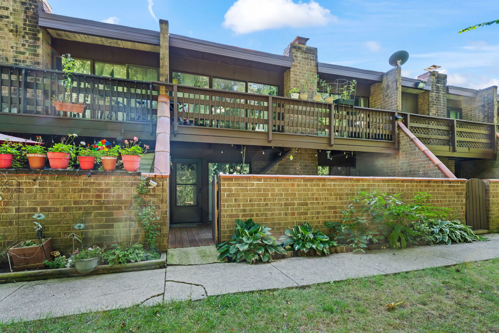 607 Kenneth Circle Elgin, IL 60120 - Photo 2 of 18 Gallery Image 2