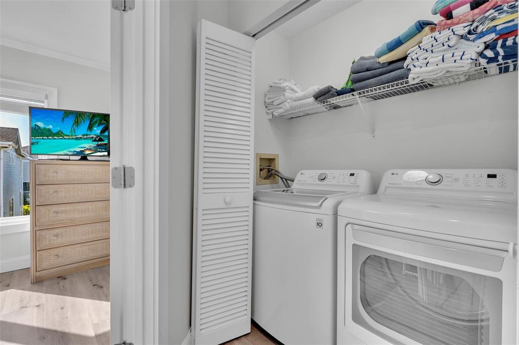 848 Evergreen Way Longboat Key, FL 34228 - Photo 24 of 66 a utility room with dryer and washer