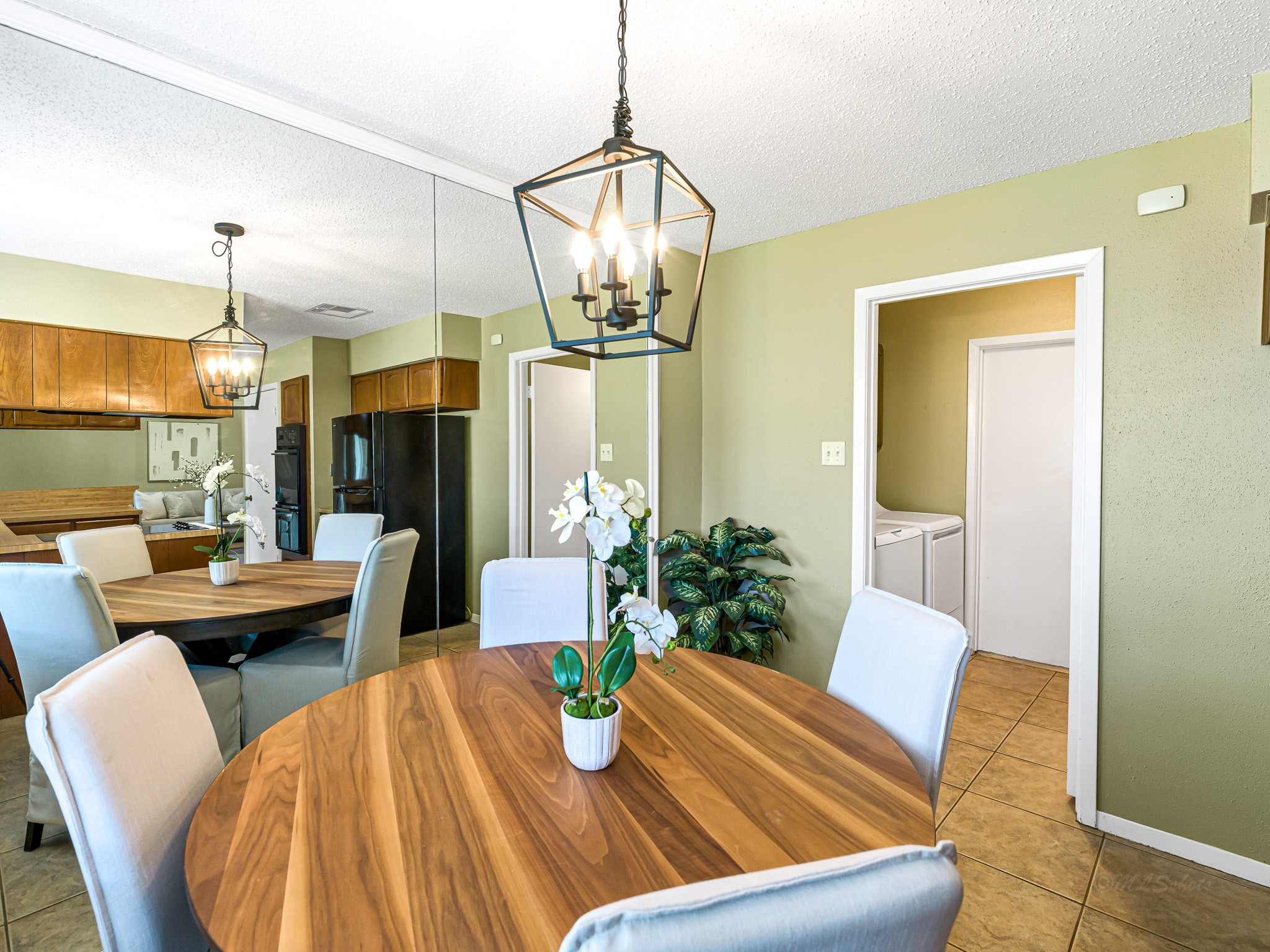 6230 Sunnygate Drive Spring, TX 77373 - Photo 16 of 33 Casual dining also features a mirrored accent wall.