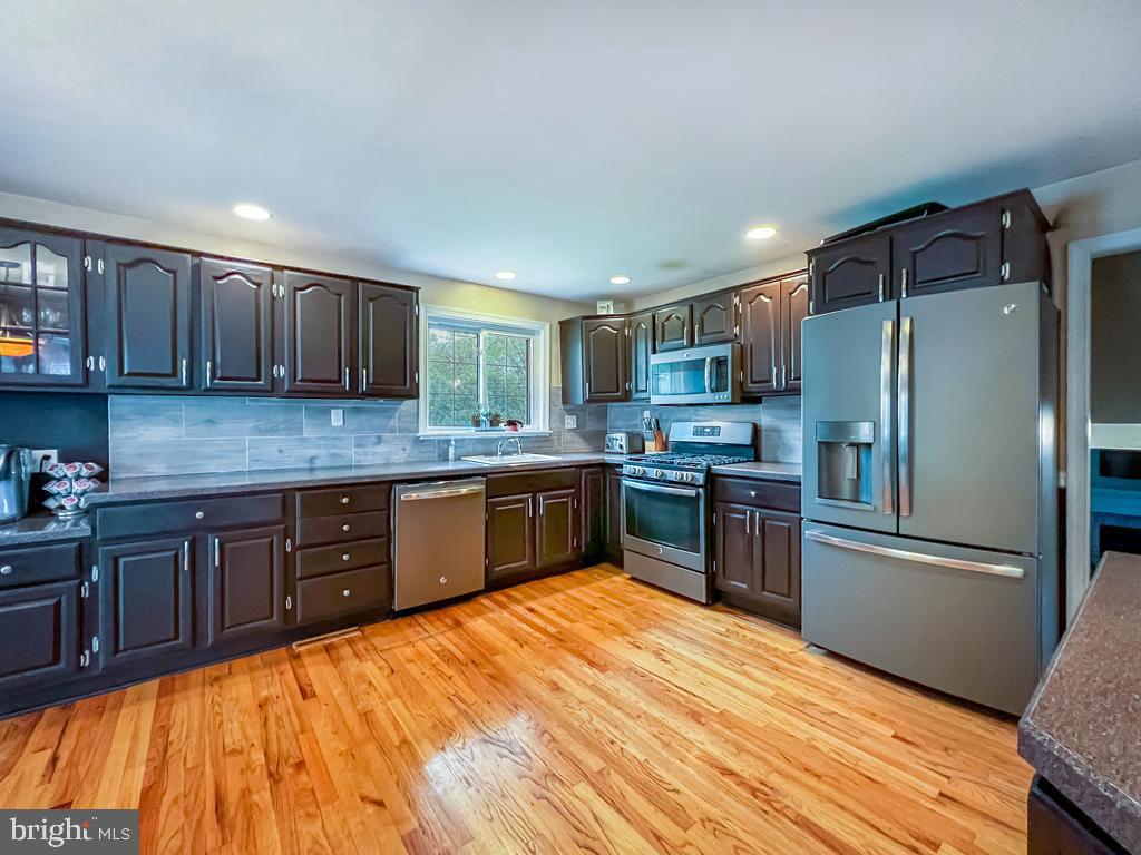 124 Westminster Drive Wallingford, PA 19086 - Photo 2 of 37