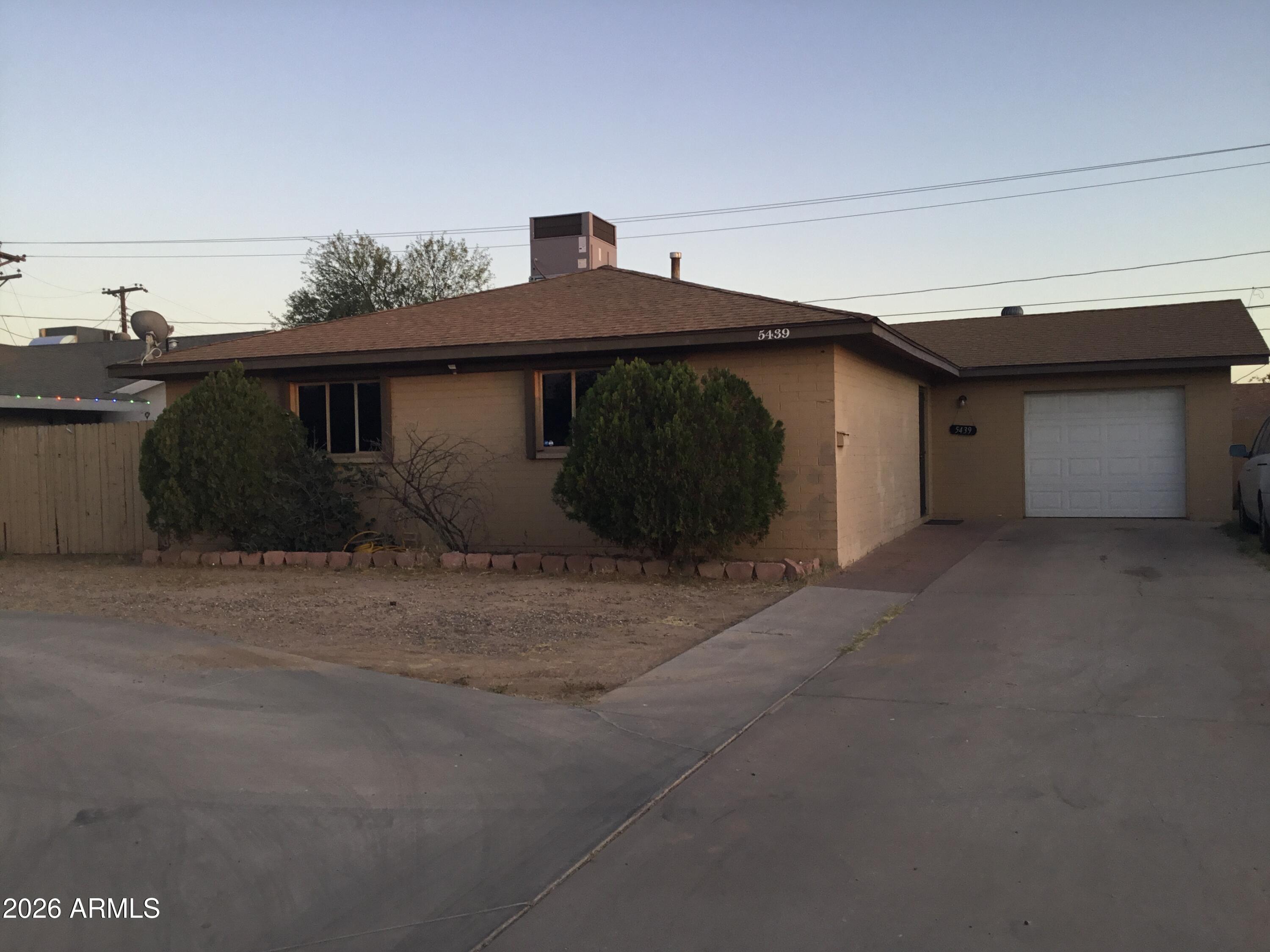 5439 West Osborn Road Phoenix, AZ 85031 - Photo 3 of 27 IMG_6959