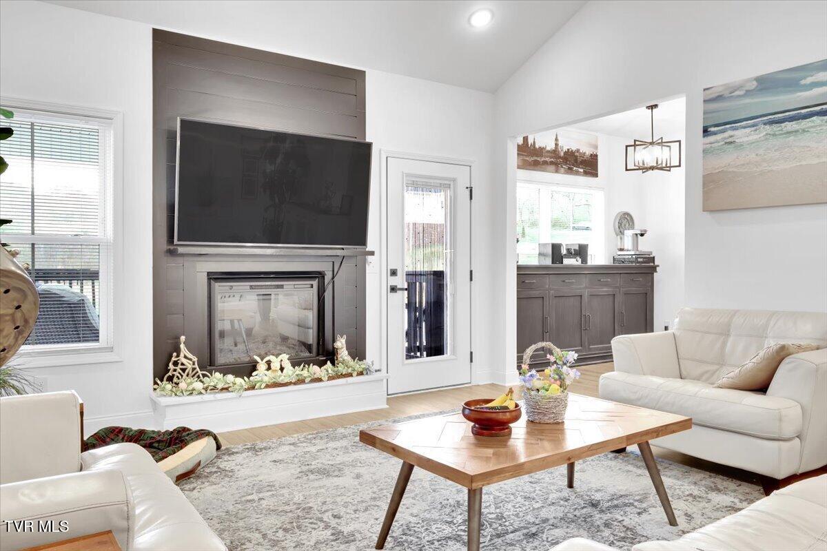 868 Granby Road Kingsport, TN 37660 - Photo 19 of 54 27-Living Room