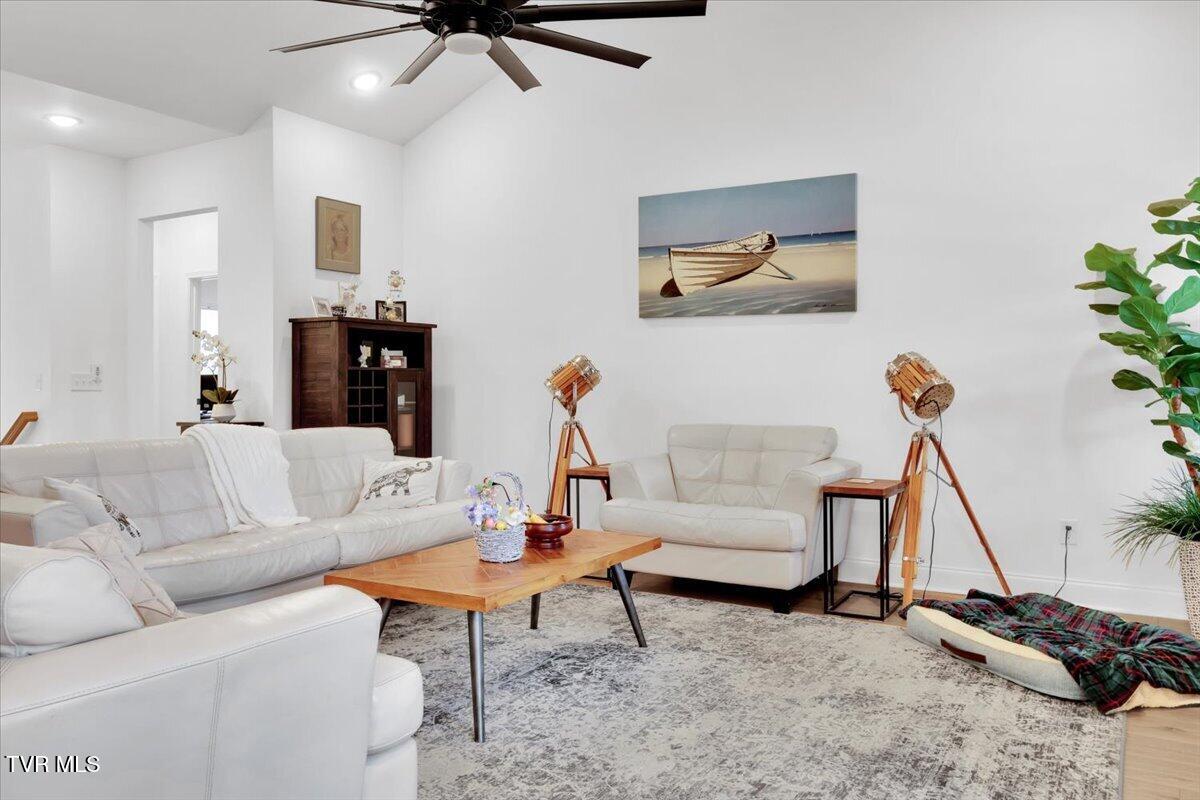 868 Granby Road Kingsport, TN 37660 - Photo 20 of 54 28-Living Room