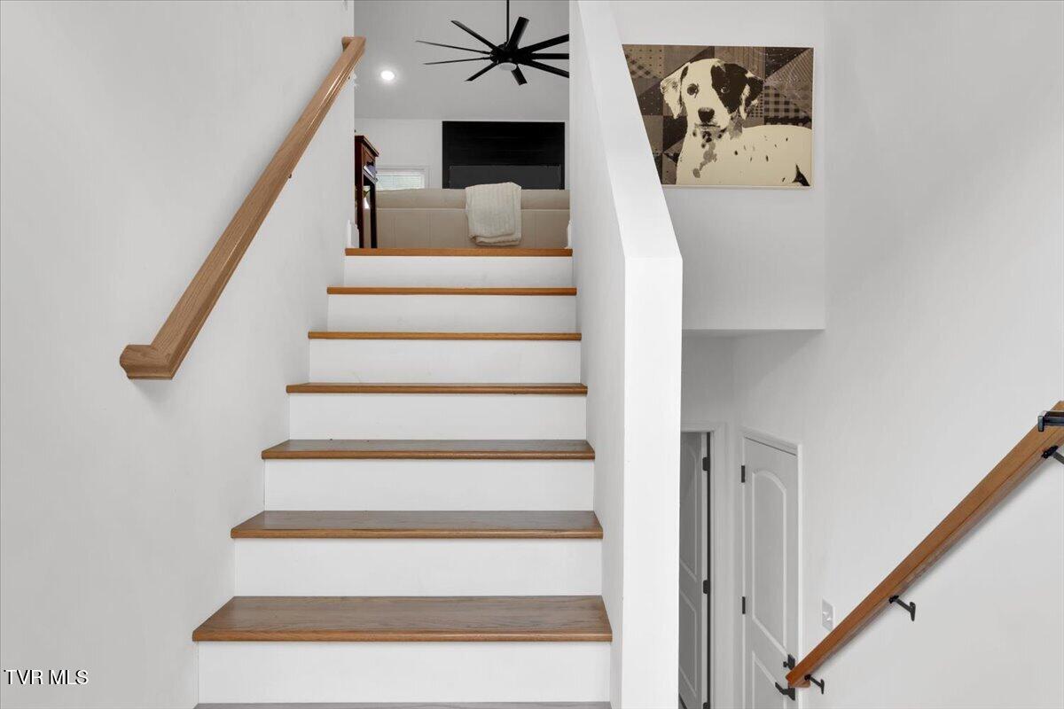 868 Granby Road Kingsport, TN 37660 - Photo 2 of 54 10-Entrance