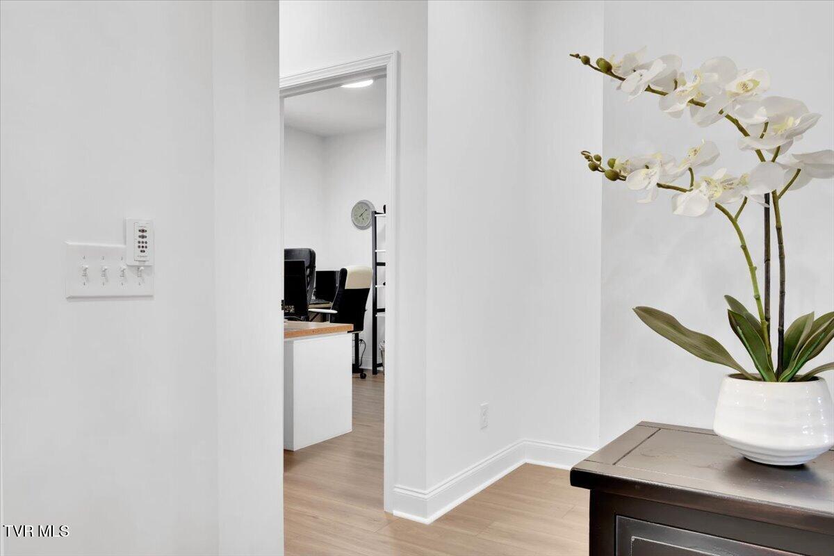 868 Granby Road Kingsport, TN 37660 - Photo 21 of 54 29-Hallway to bedrooms