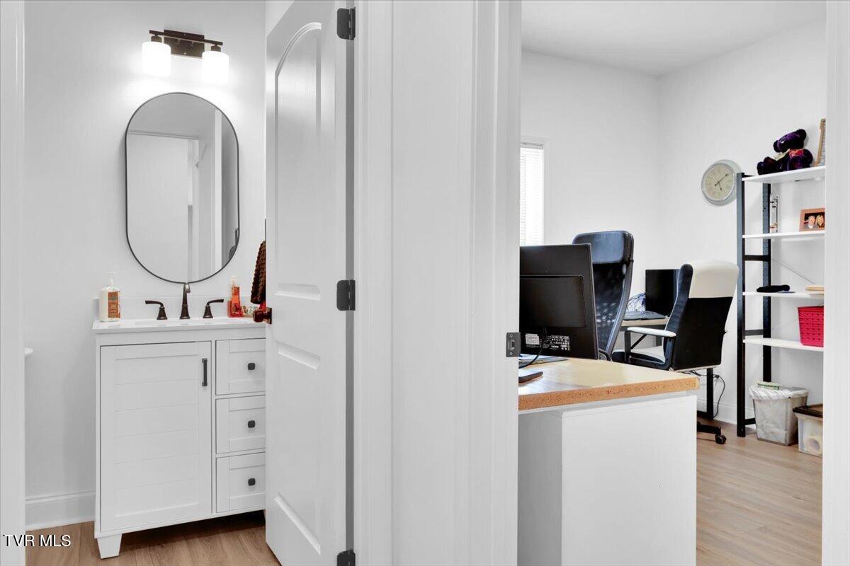868 Granby Road Kingsport, TN 37660 - Photo 22 of 54 30-Half Bath & Office