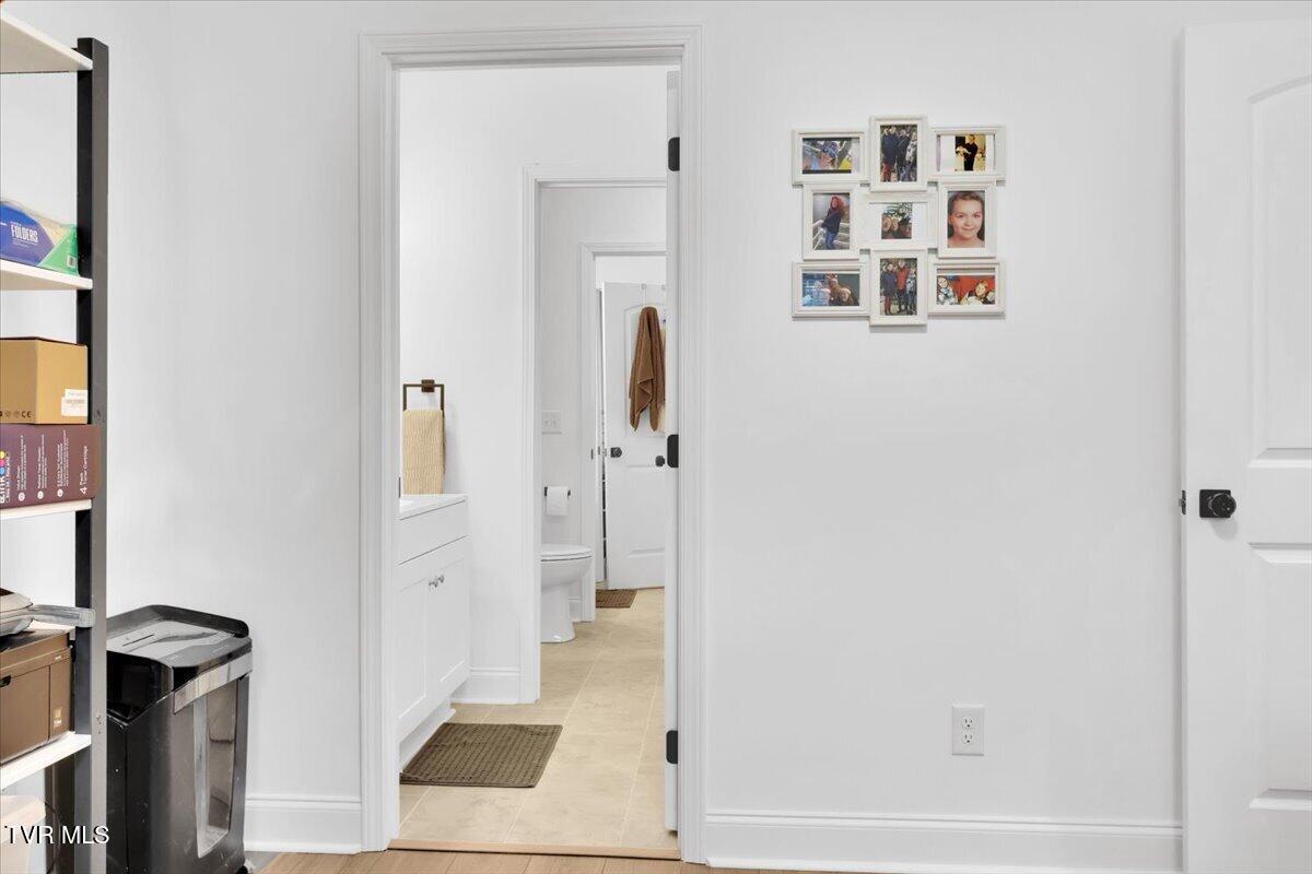 868 Granby Road Kingsport, TN 37660 - Photo 26 of 54 34-Jack & Jill Bath