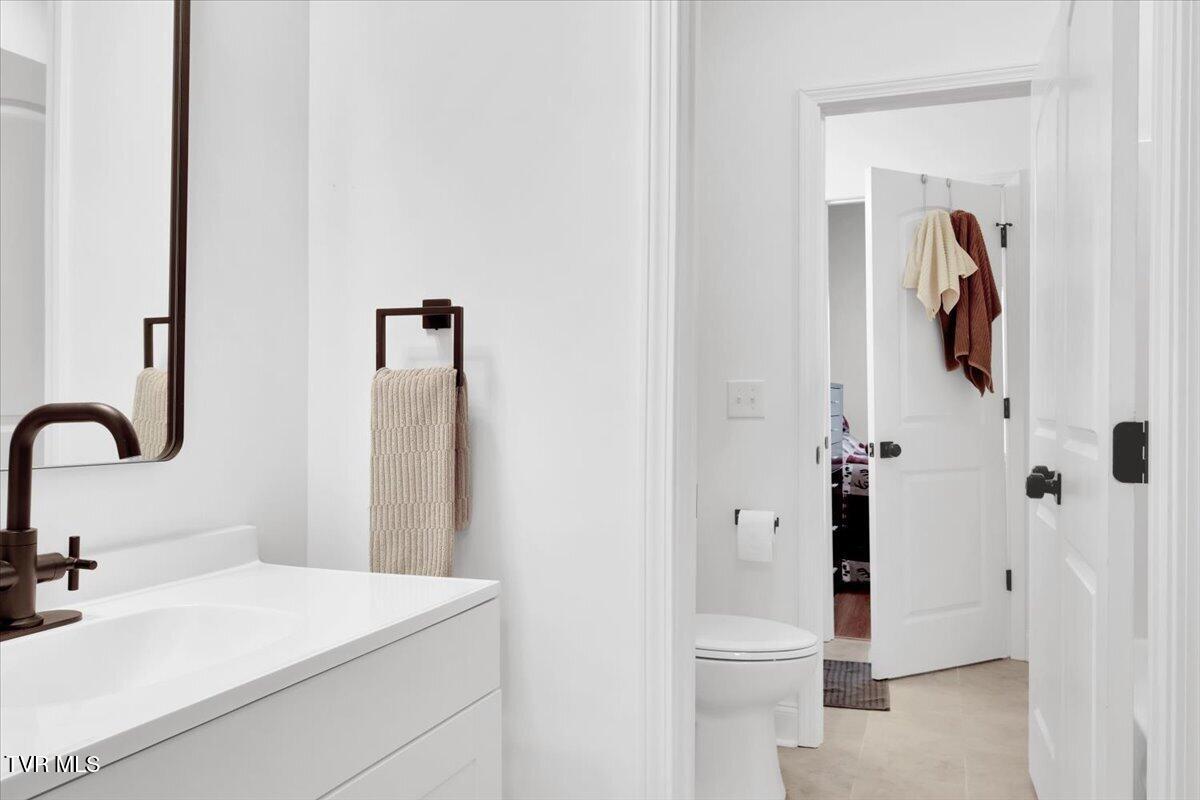 868 Granby Road Kingsport, TN 37660 - Photo 27 of 54 35-Jack & Jill Bath