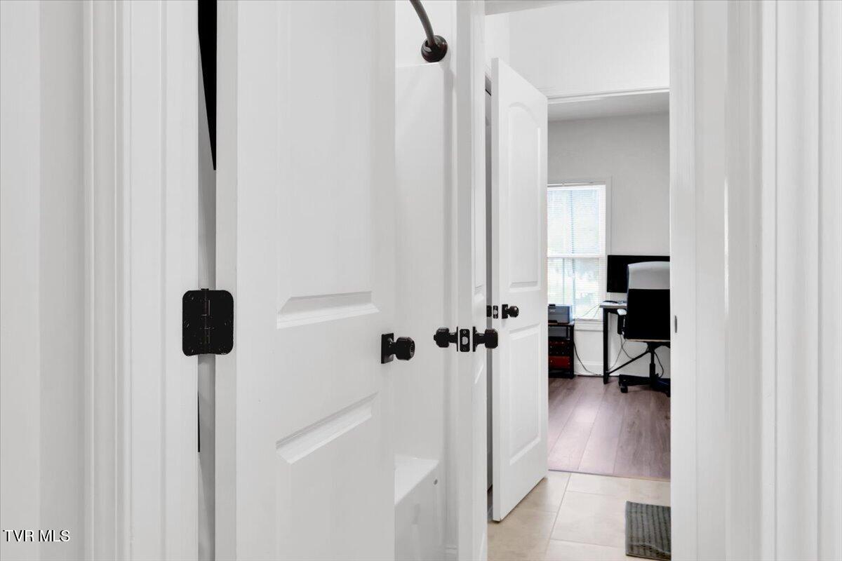 868 Granby Road Kingsport, TN 37660 - Photo 28 of 54 36-Jack & Jill Bath