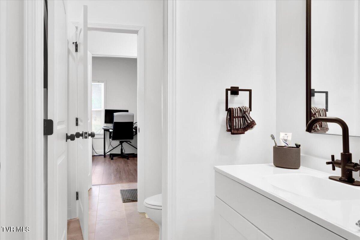 868 Granby Road Kingsport, TN 37660 - Photo 29 of 54 37-Jack & Jill Bath