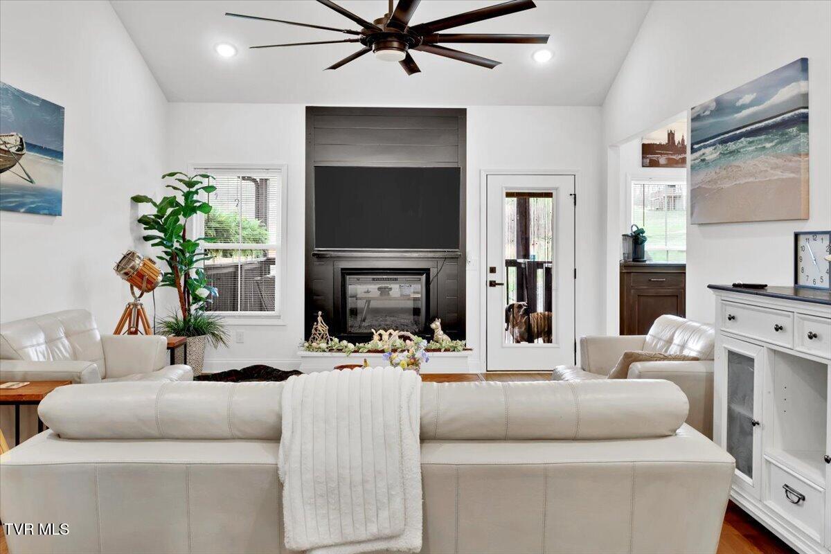 868 Granby Road Kingsport, TN 37660 - Photo 3 of 54 11-Living Room