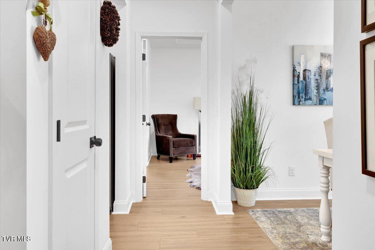 868 Granby Road Kingsport, TN 37660 - Photo 4 of 54 12-Hallway to Dining, Kitchen, Master
