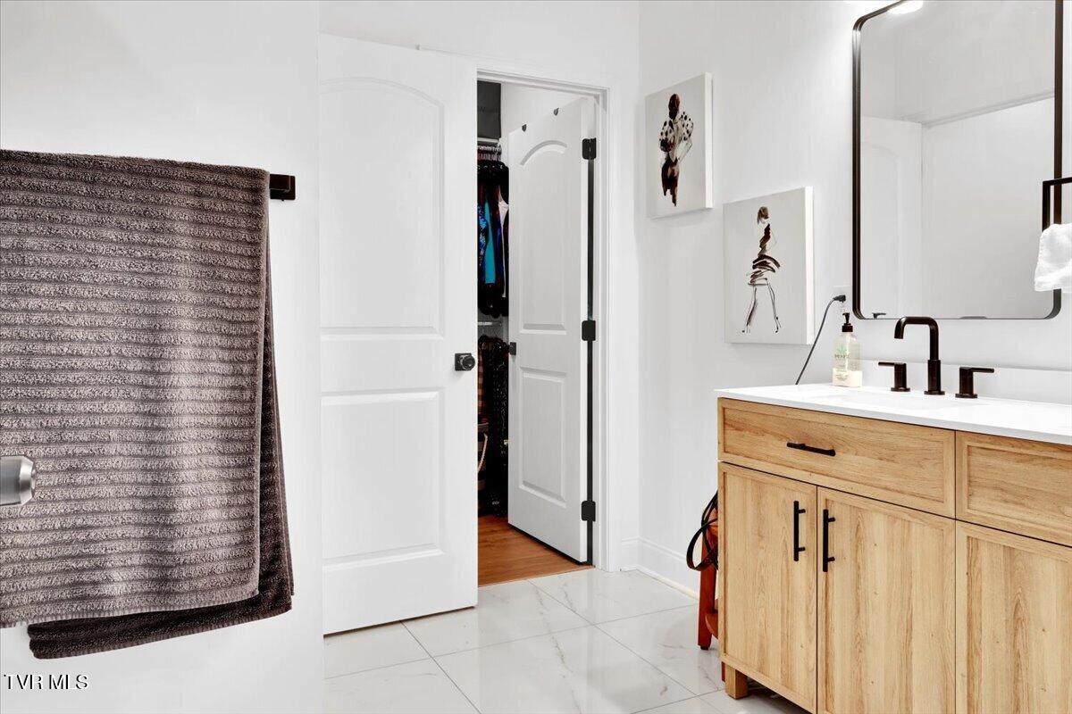 868 Granby Road Kingsport, TN 37660 - Photo 10 of 54 18-Master Bathroom