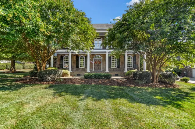 a view of an house with backyard space and garden