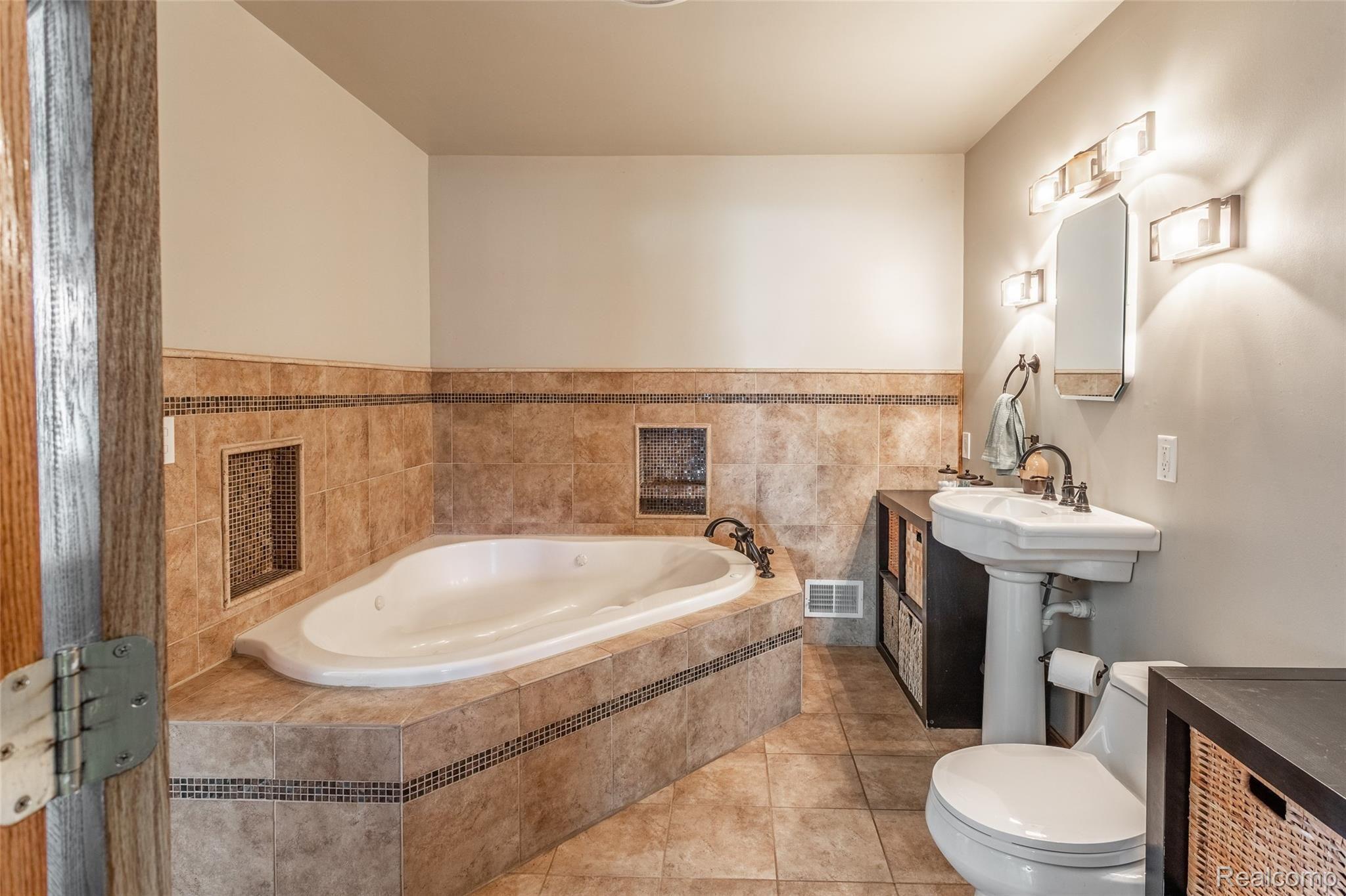 22675 Waltz Road New Boston, MI 48164 - Photo 23 of 48 244A0959-HDR.jpg