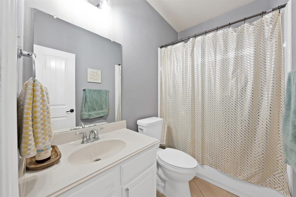 3822 Spring Run Lane Melissa, TX 75454 - Photo 26 of 39 a bathroom with a sink a toilet and shower curtain