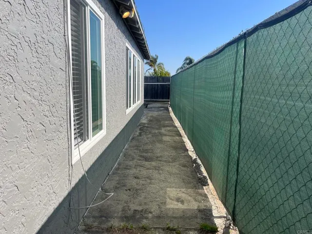 a view of a house with backyard and trees