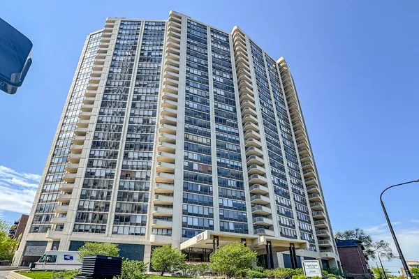 $200,000 | 3930 North Pine Grove Avenue, Unit 1805, Chicago, IL 60613
