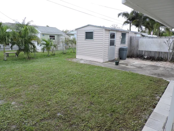 a view of a backyard