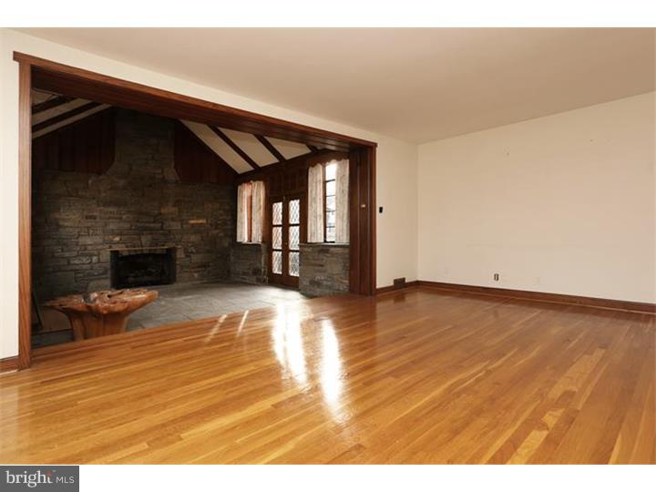 652 Broad Acres Road Narberth, PA 19072 - Photo 2 of 24 Living Room