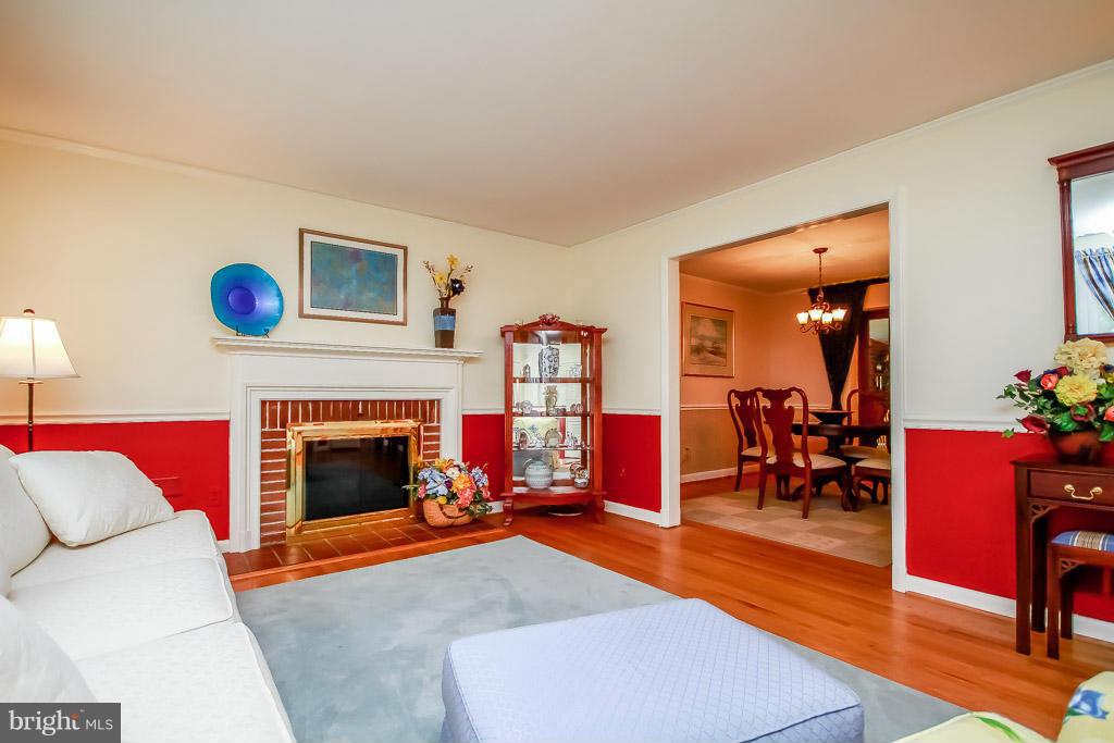 111 Croftley Road Lutherville-Timonium, MD 21093 - Photo 8 of 22 Living Room
