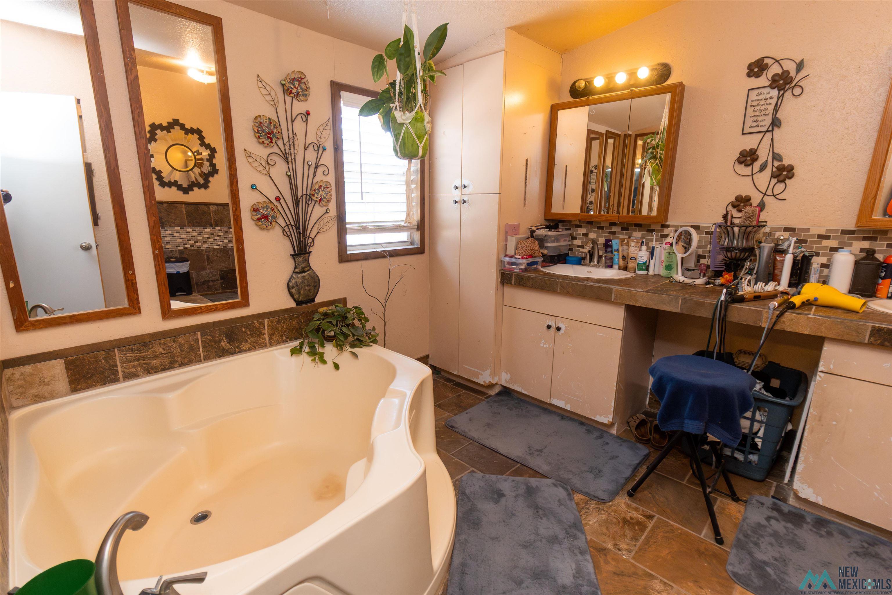 1509 Papershell Road Carlsbad, NM 88220 - Photo 22 of 47 Bathroom