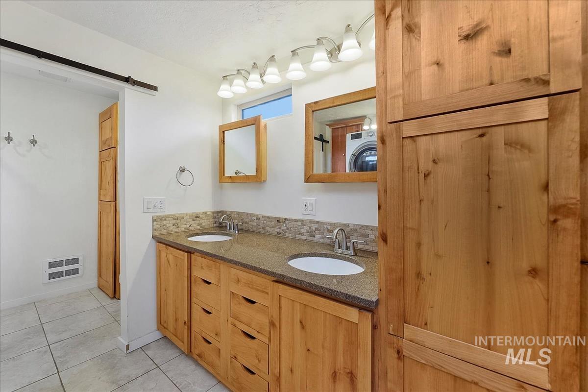 7141 West Hill Road Boise, ID 83714 - Photo 12 of 28 Laundry room