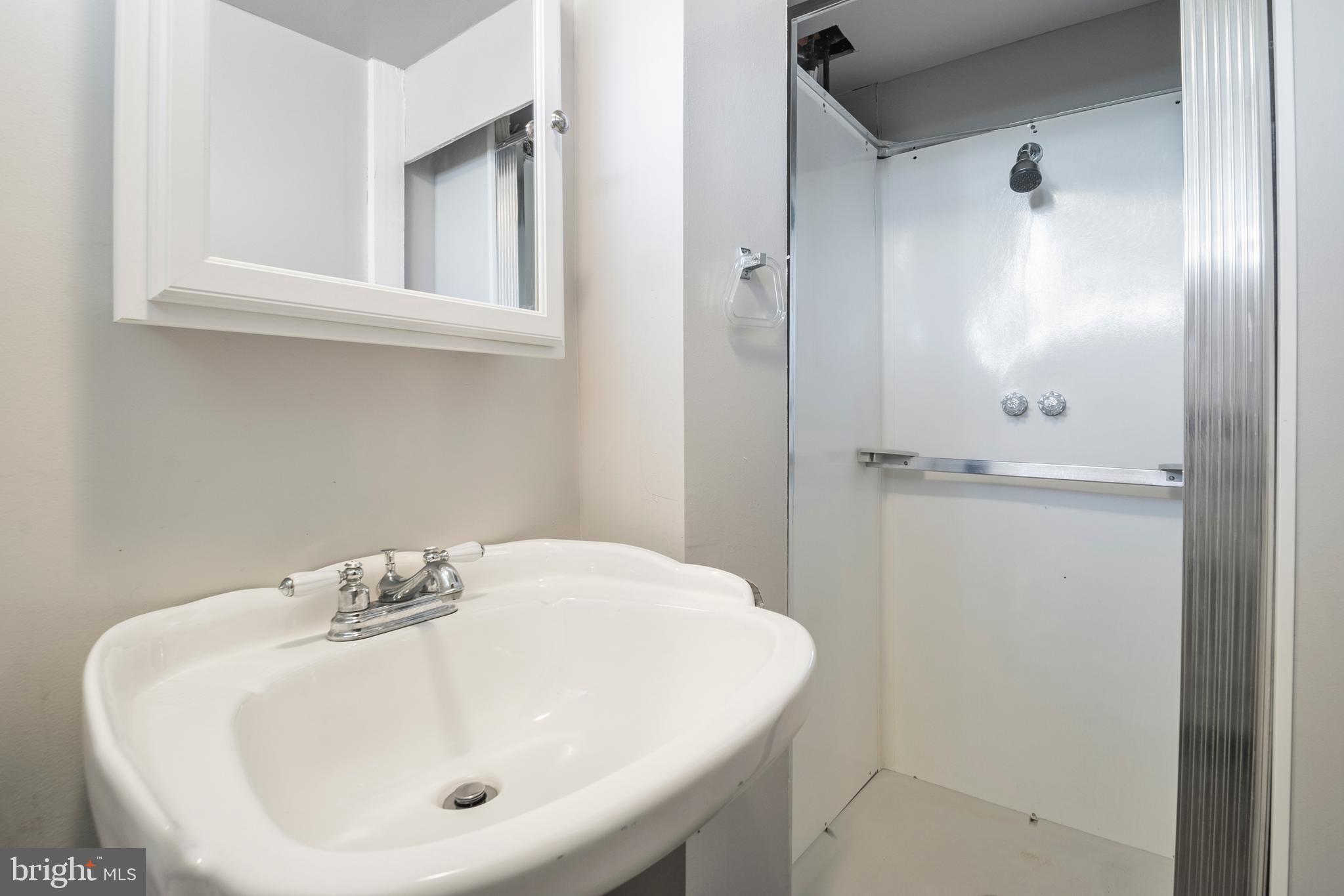 1543 Sheffield Road Baltimore, MD 21218 - Photo 27 of 28 Full bathroom